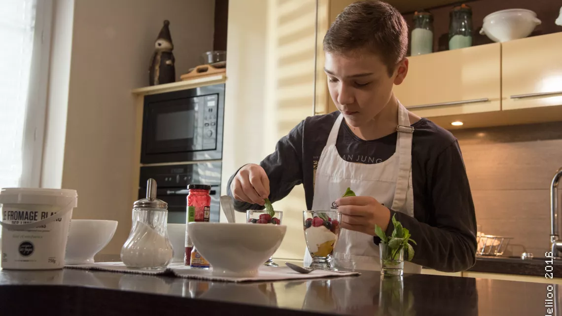 Simon dans sa cuisine