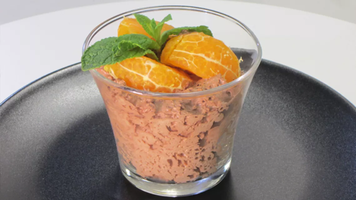 Mousse au chocolat aux éclats de biscuit et mandarine