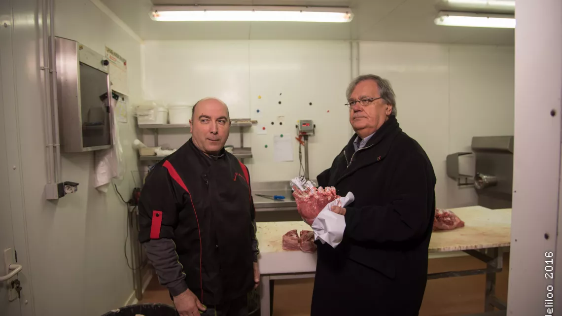 Alain dans le laboratoire de transformation de Gabriel
