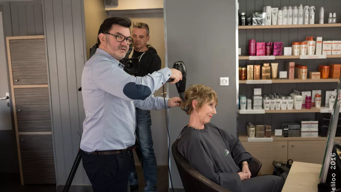 Domingo dans son salon de coiffure