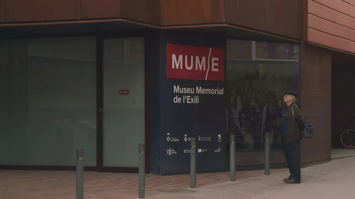 Angel devant le musée de l'exil