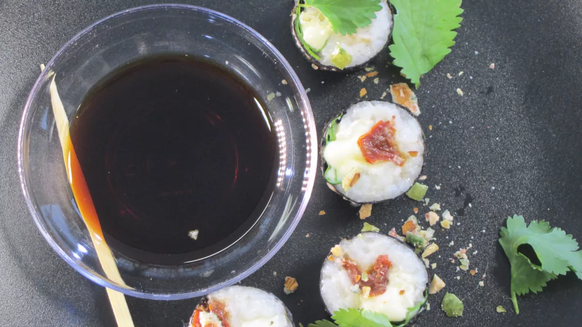 Makis asperges vertes, chaource et tomates confites
