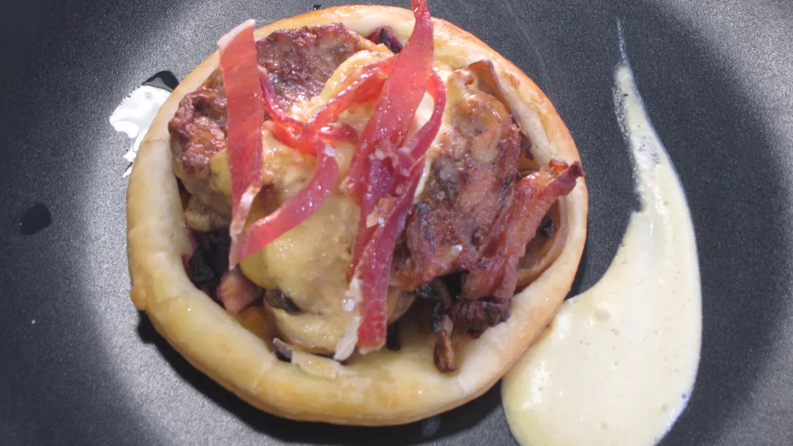 Tartelette fine andouillette, petits légumes croquants et jambon sec