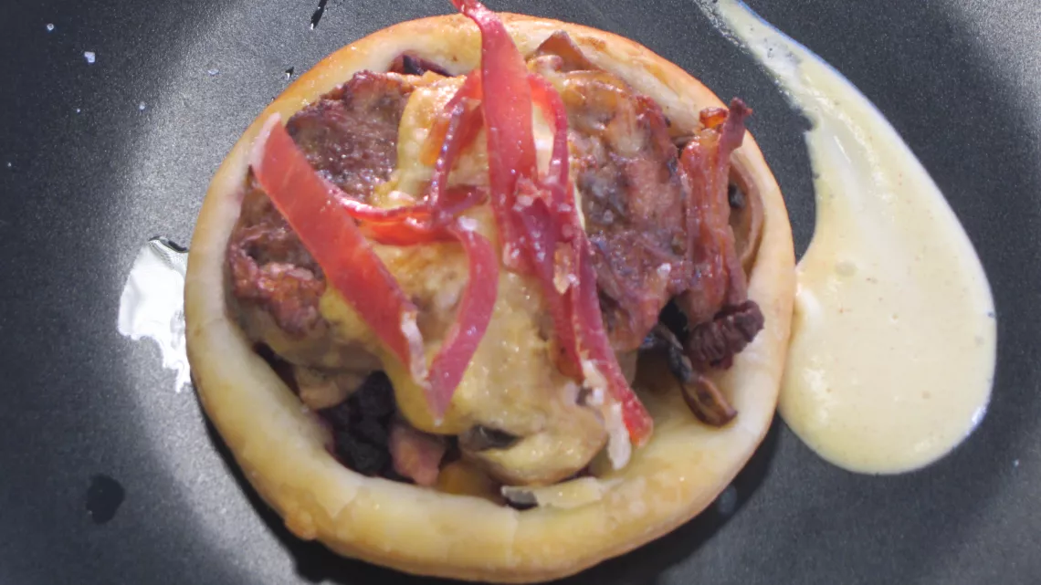 Tartelette fine andouillette, petits légumes croquants et jambon sec