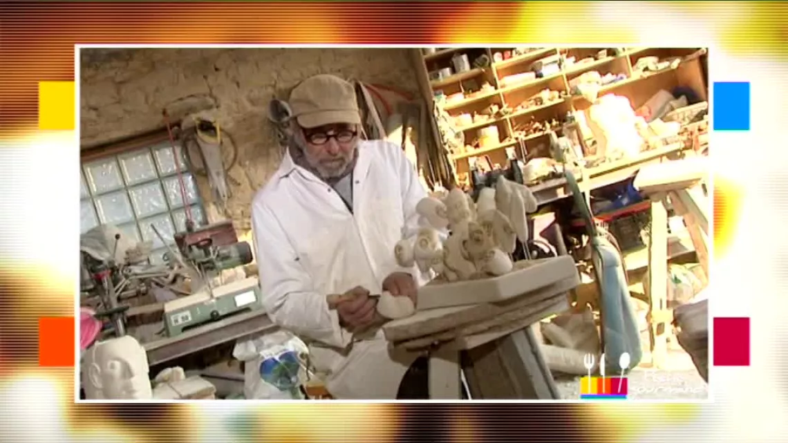 Yglix, sculpteur, dans son atelier