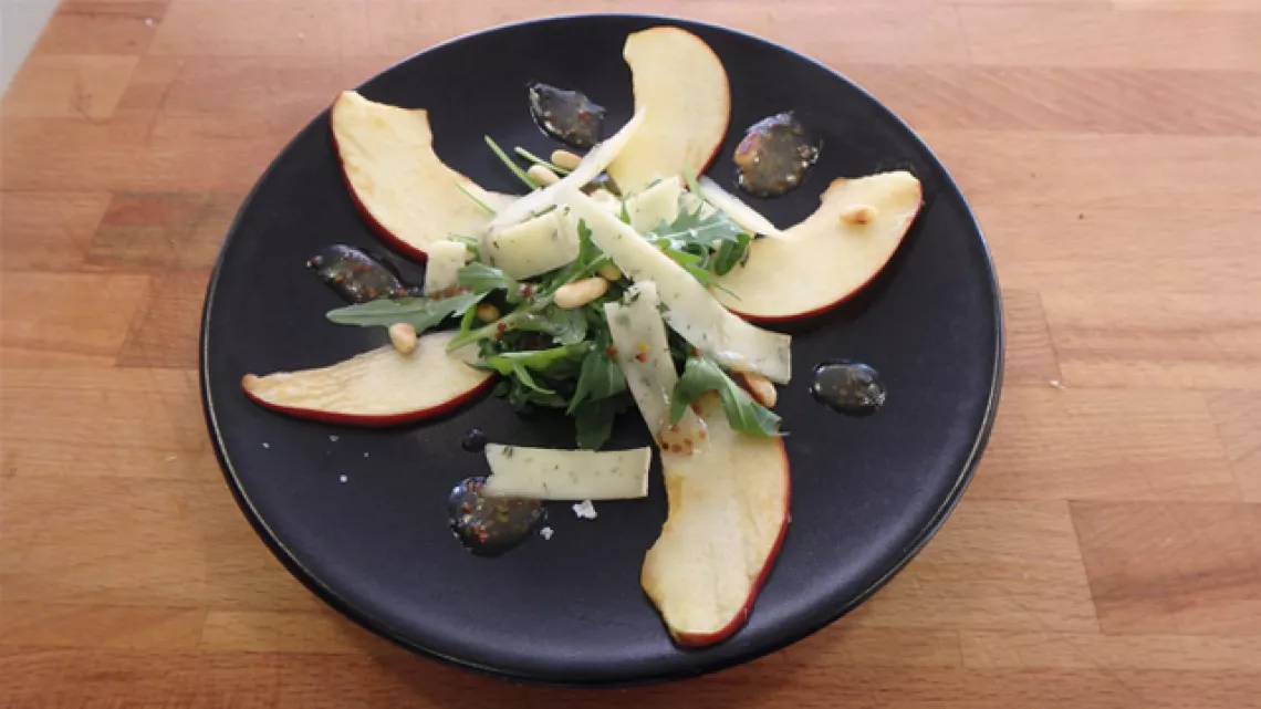 Salade de roquette, pignons de pin, copeaux de tomme des Vosges, vinaigrette au miel