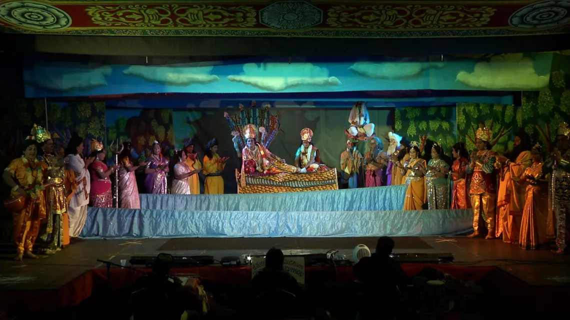 FAMILLE SURABHI A LA VIE A LA SCENE