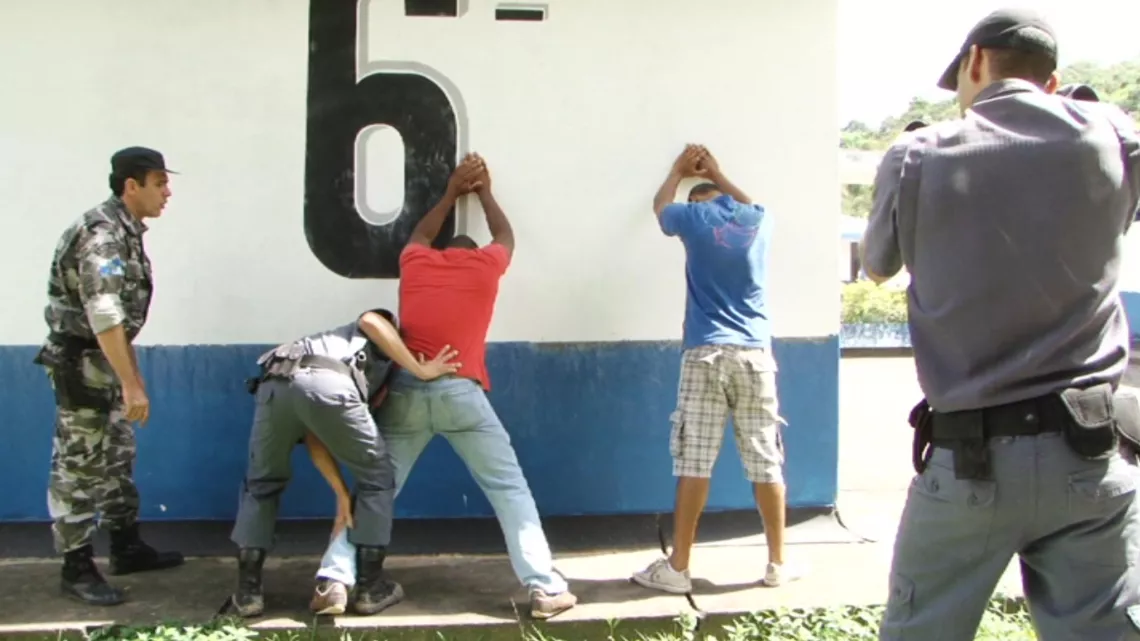 PLANETE INVESTIGATION-POLICE ET FAVELAS FACE A FACE #REUNION 1ERE