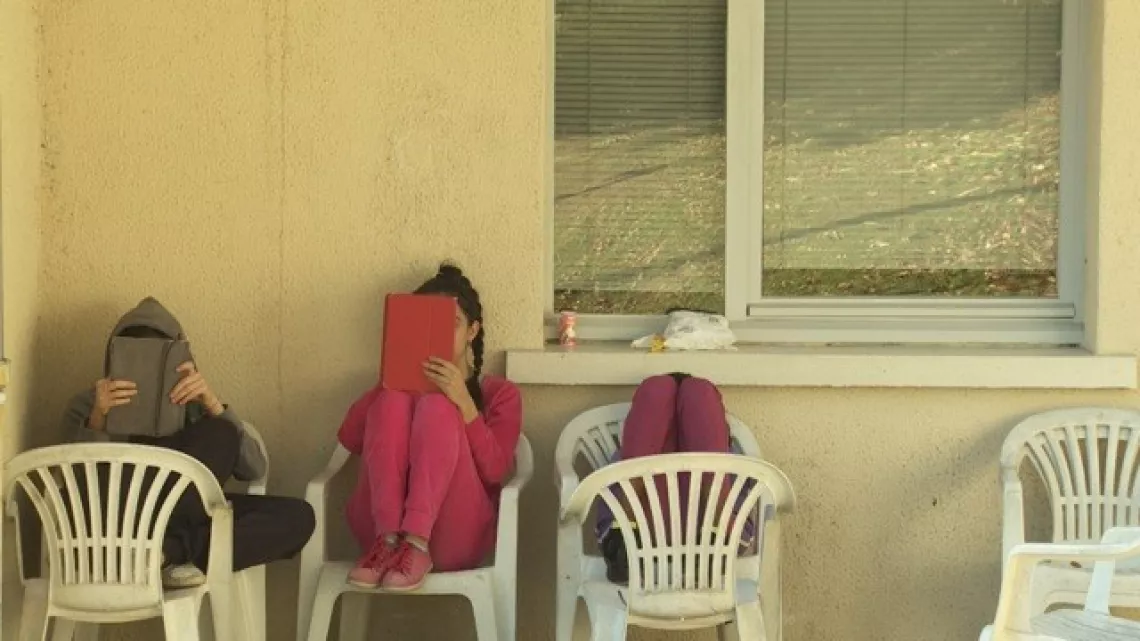 Enfants sur chaises