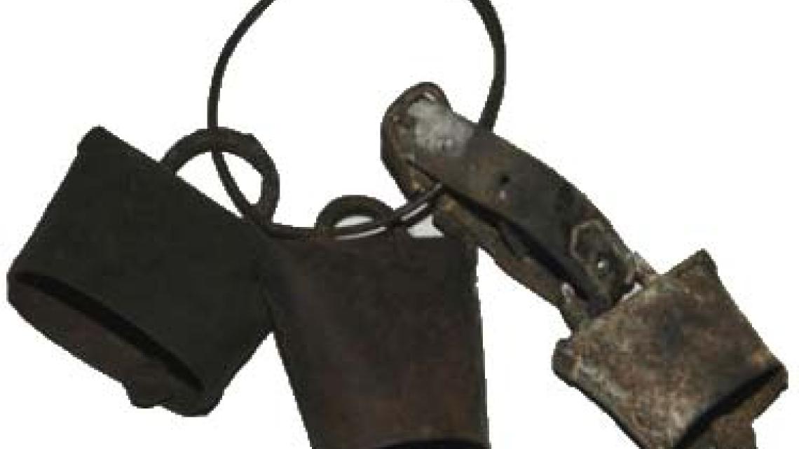 Vieilles cloches corses avec leur collier typique en fer