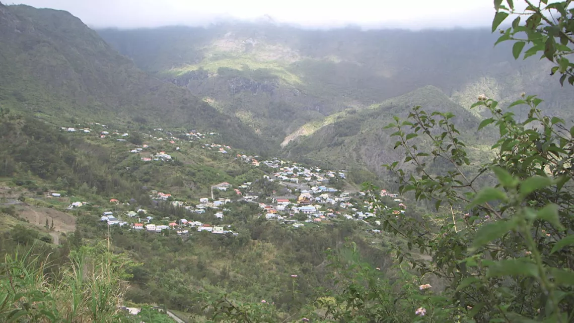 PLANETE INVESTIGATION - S2 - Embarqué La Réunion, l'école de la dernière chance