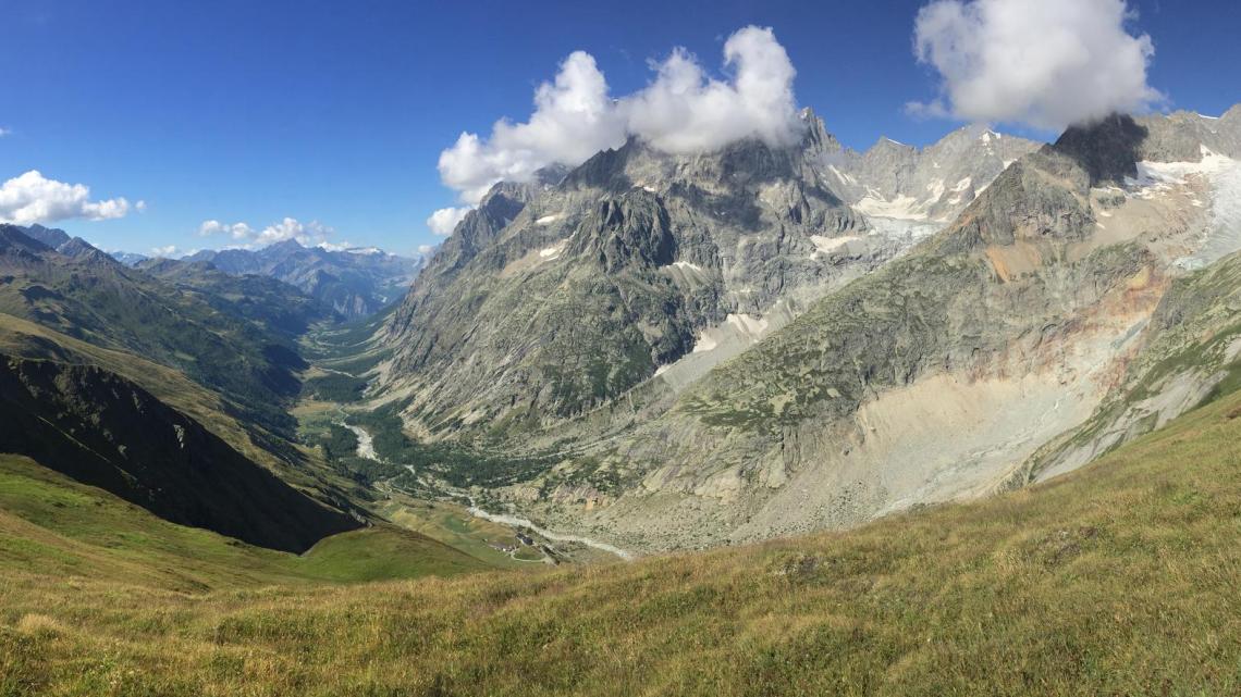 Photo sur le massif du Mont-Blanc extraite du magazine Des racines et des ailes : Le Tour du Mont-Blanc