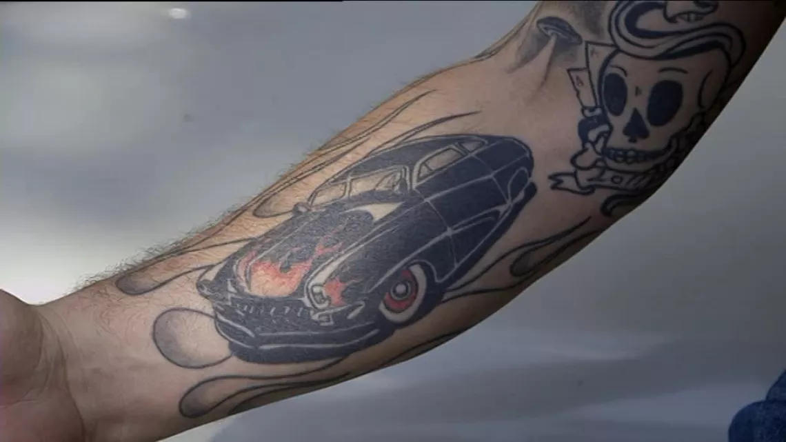 Tatouage  voiture sur bras