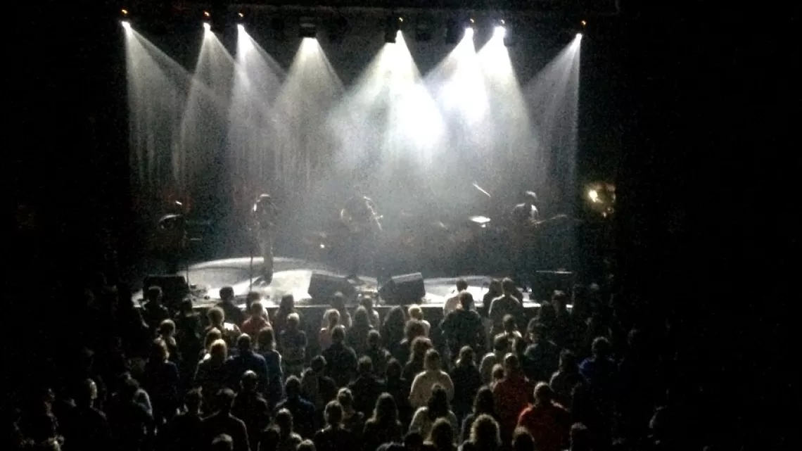 scène rock bezig noir et blanc
