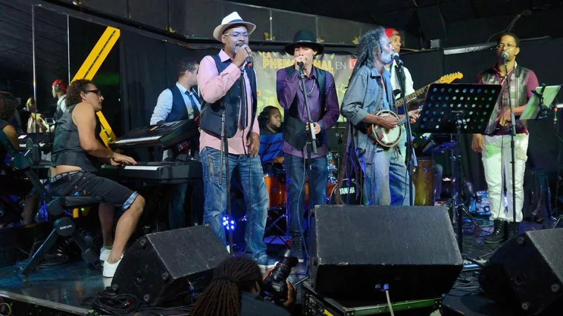  	Le groupe PHENOMENAL en concert live à l'Espace Loisirs Zipp's au François