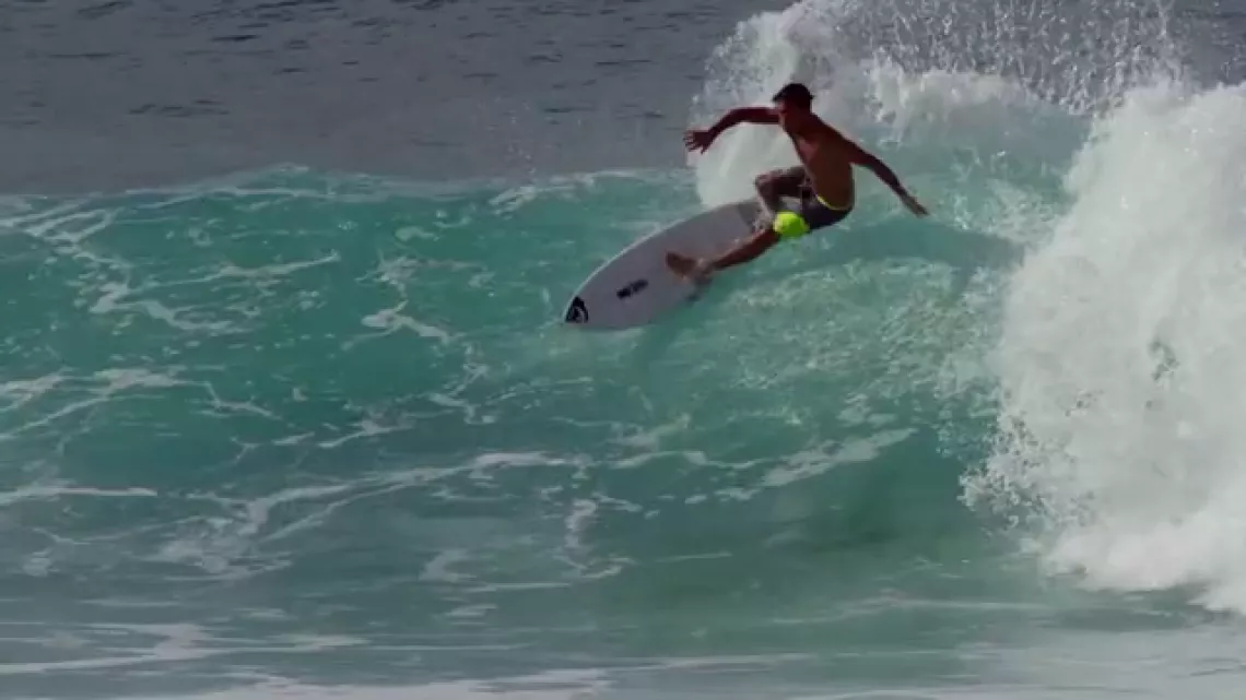 JEREMY FLORES DANSER DANS LES VAGUES