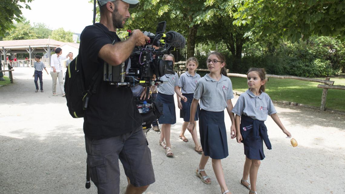Les équipes de tournage en train de suivre les élèves de Puy du Fou Académie