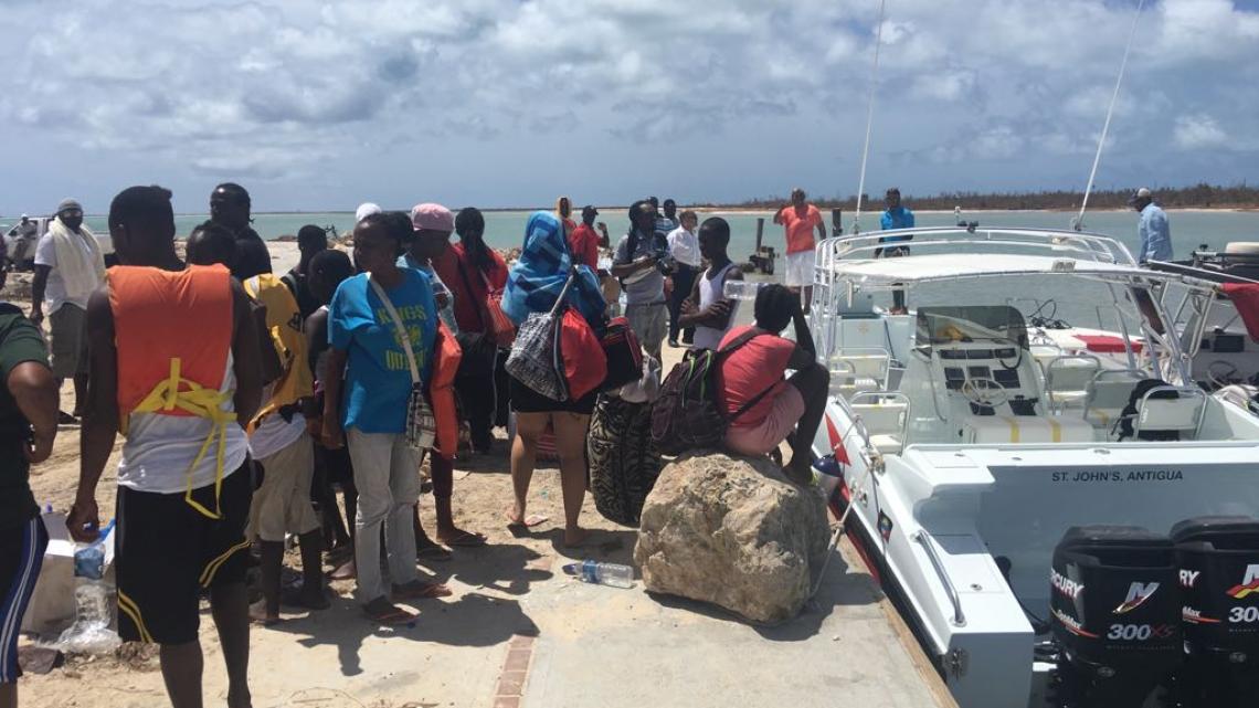 Les habitants de Barbuda sont évacués par la mer, vers l'île voisine d'Antigua