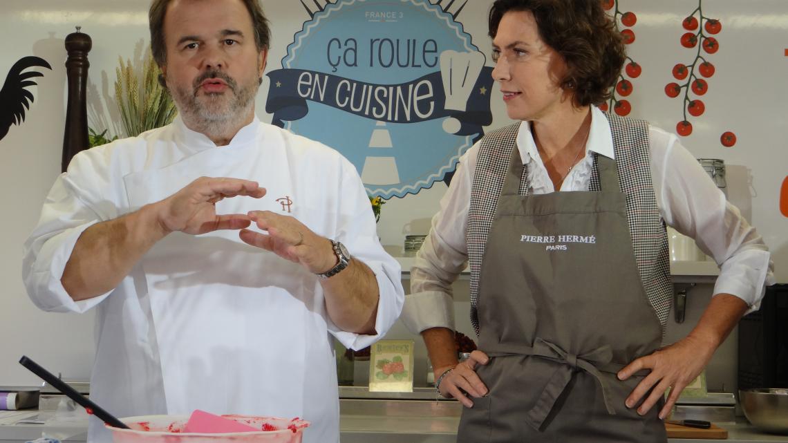 Pierre Hermé et Sophie Menut dans le foodtruck Ça roule en cuisine