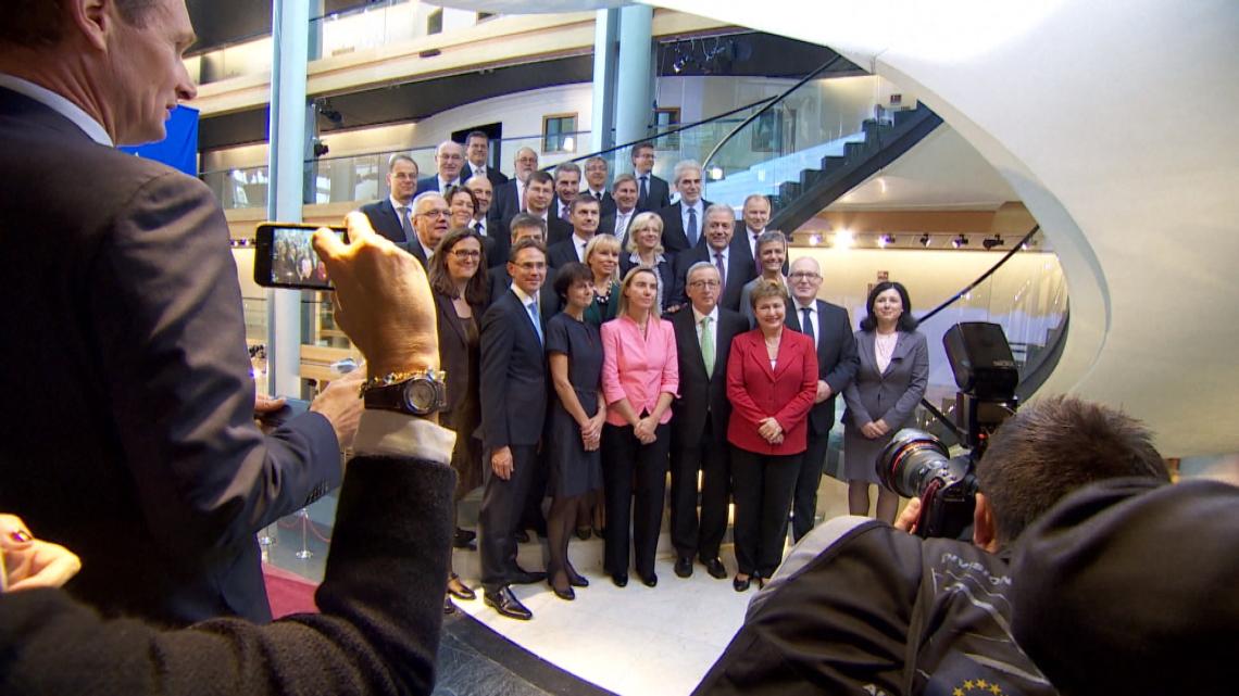 Les 28 commissaires européens autour du président de la commission européenne, Jean-Claude Junker