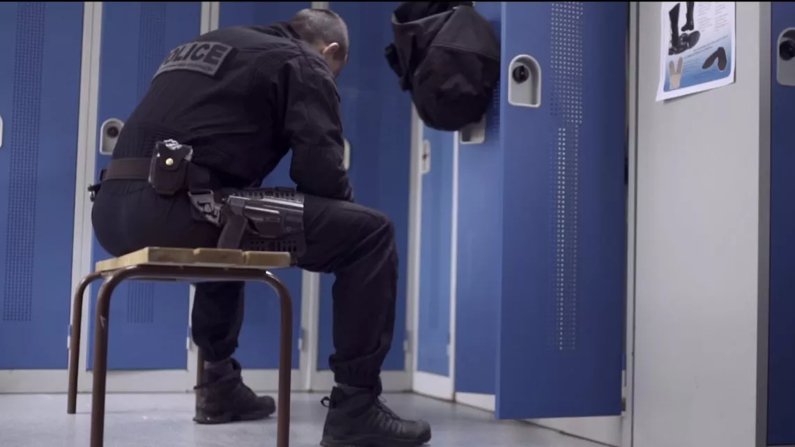 POLICE SUR LE FIL
