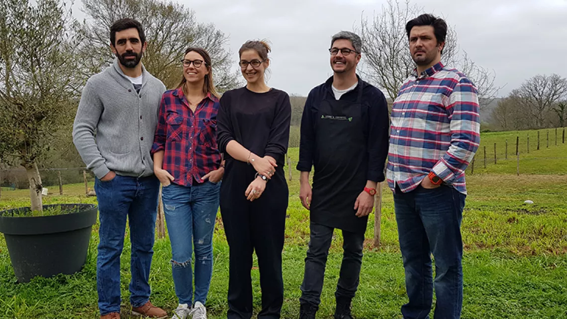 France entourée du groupe d'amis