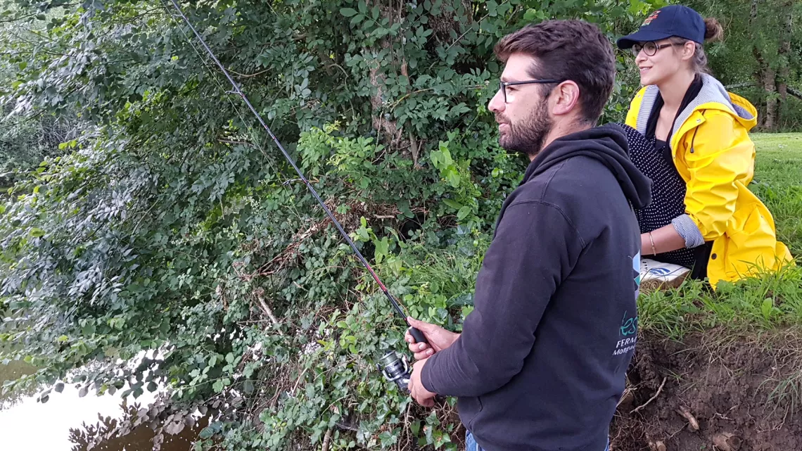 Pierre initie France à la pêche au sandre