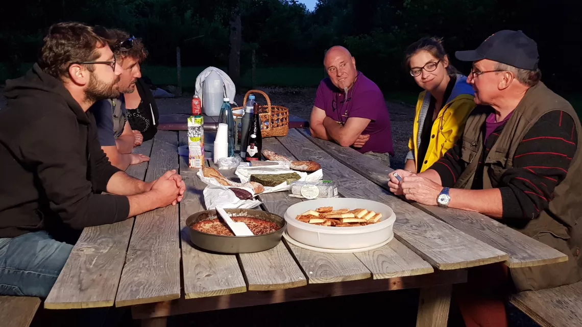 Repas à la tombée du jour