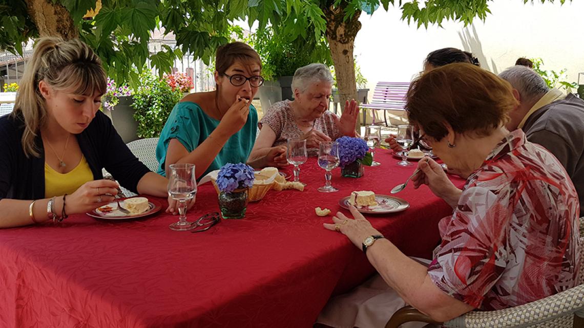 France partage son repas avec quelques pensionnaires de l'Hepad