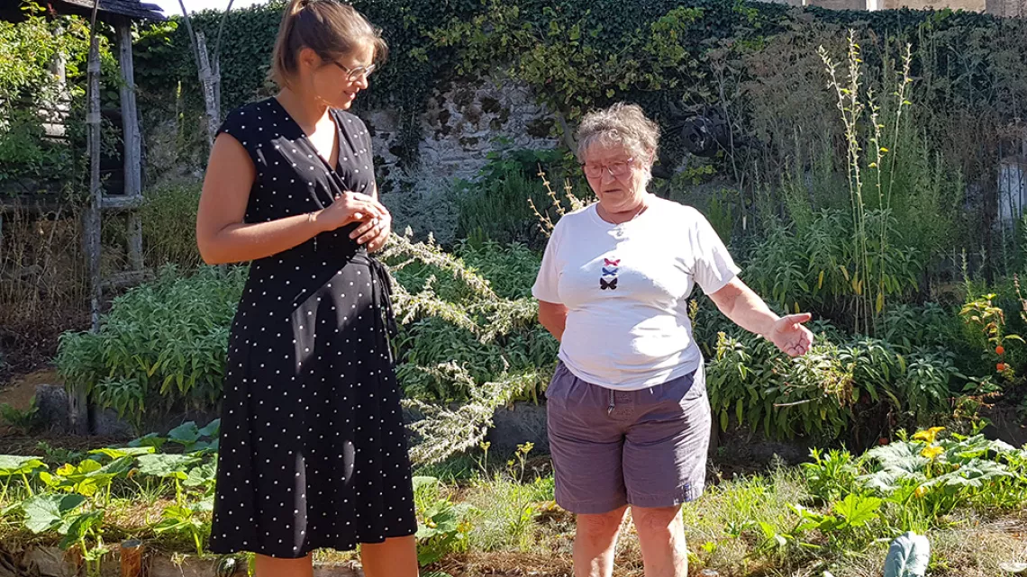 France et Simone dans le potager au pied de l'église