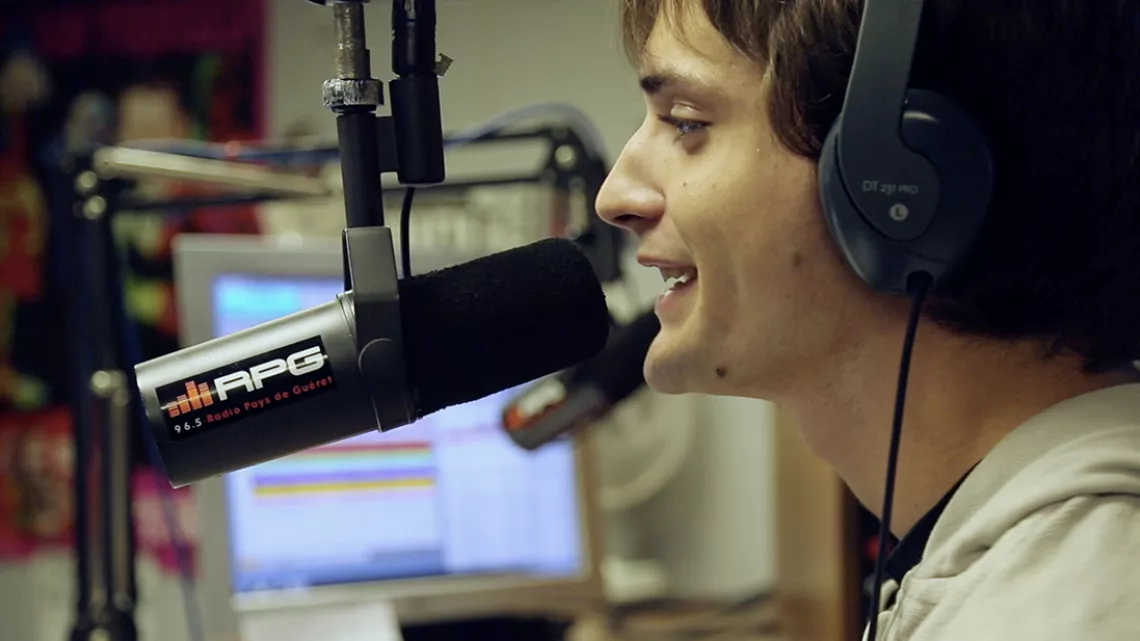 Un jeune animateur radio qui fait vivre sa ville sur les ondes