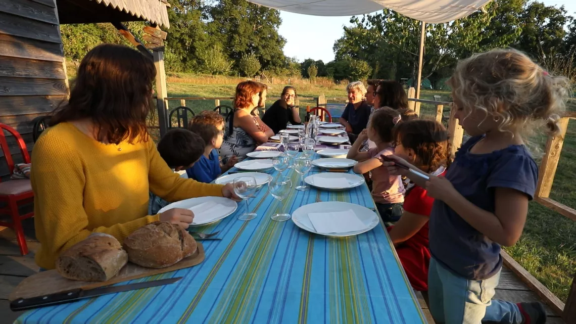 Tous réunis autour de la table