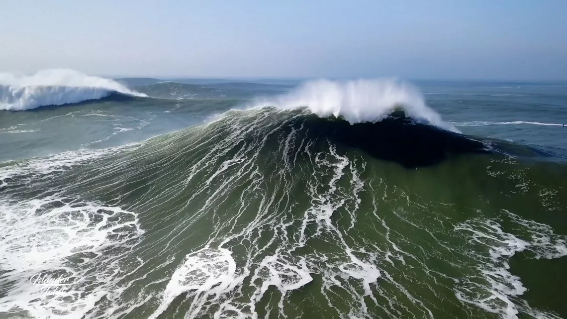 Les monstres liquides Nazaré et Cloud break