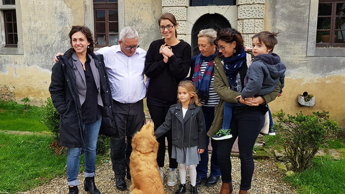 France entourée d'Hervé et de sa famille