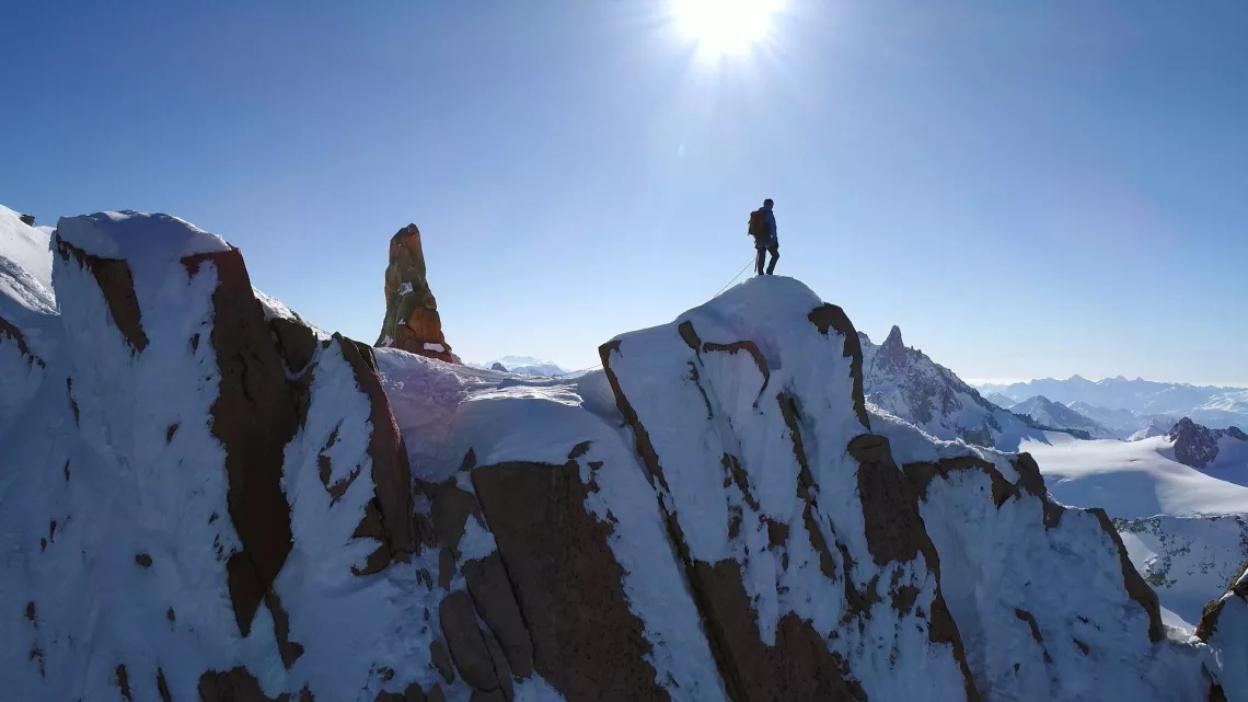 LES CONQUÉRANTS DES SOMMETS