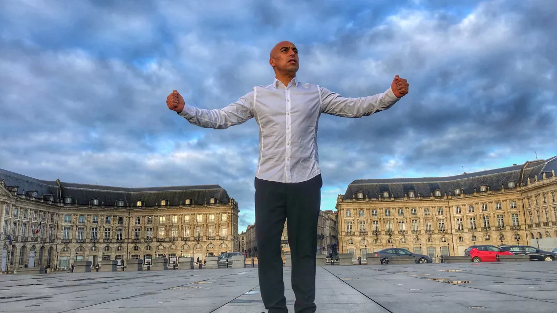 Hamid Ben Mahi danse au miroir d'eau