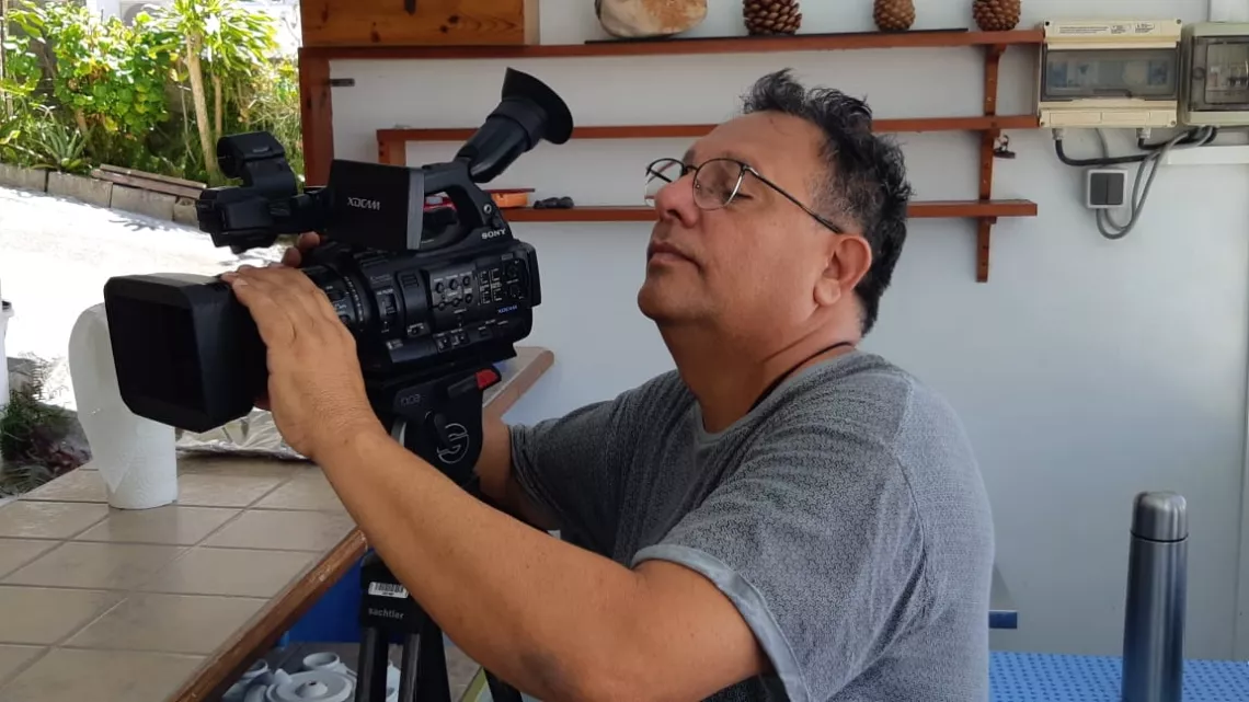 Pierre Yves Imanbakas règle sa caméra