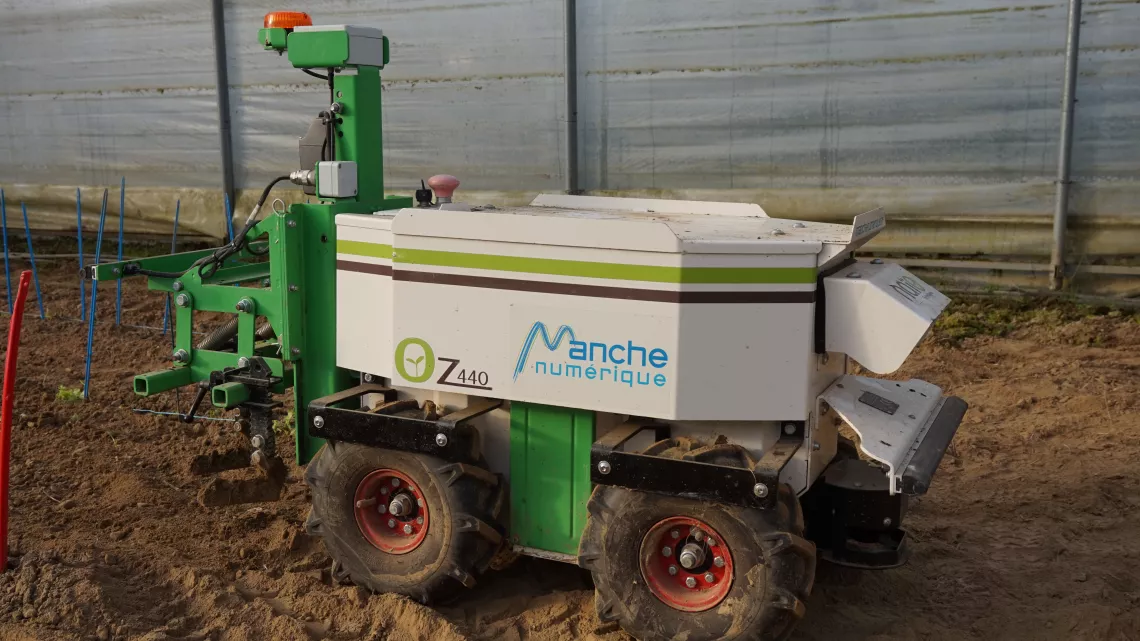 Oz, le robot désherbeur