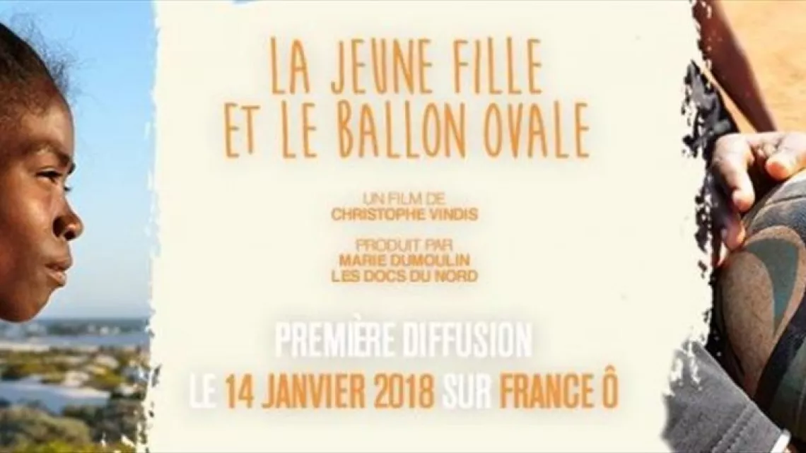  LA JEUNE FILLE ET LE BALLON OVALE