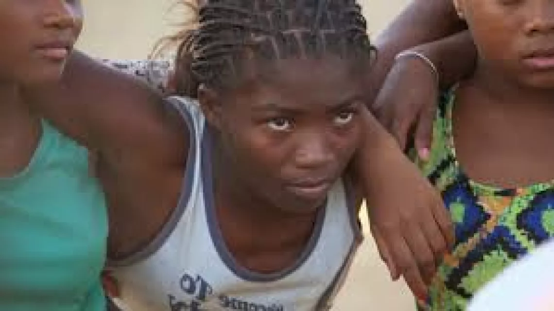  LA JEUNE FILLE ET LE BALLON OVALE