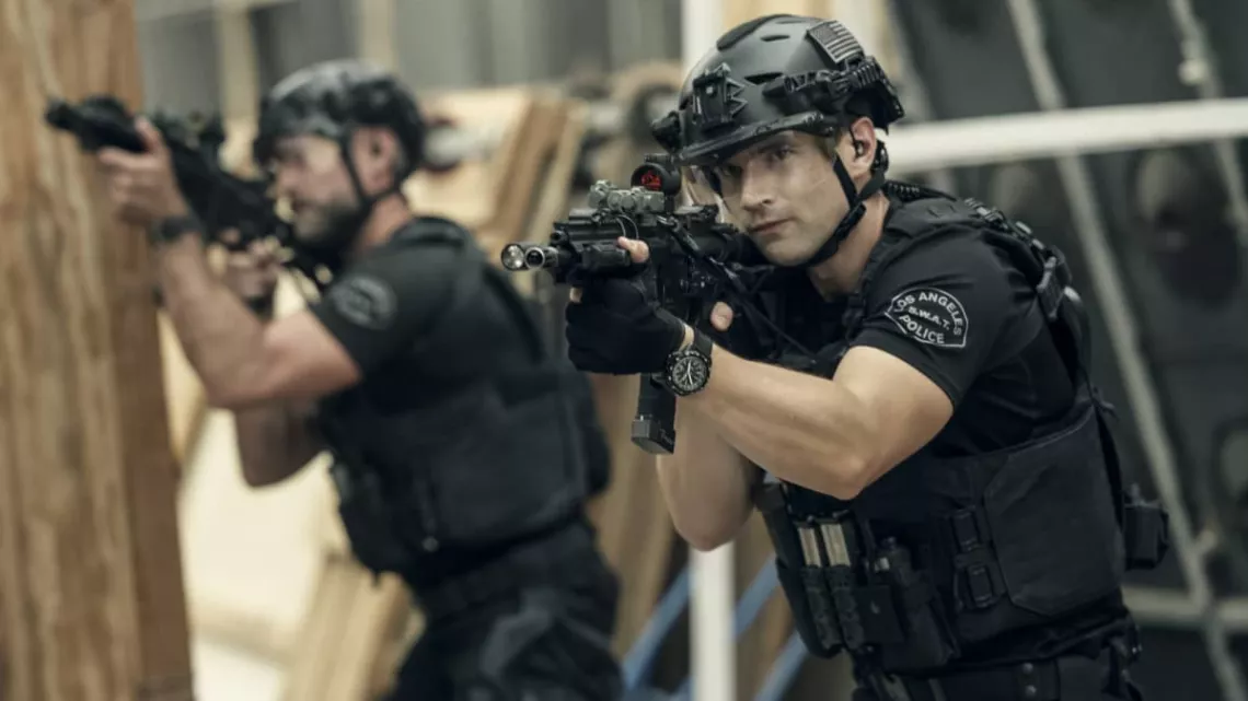 Copyright Best Possible Screengrab/CBS Stars Alex Russell Serie S.W.A.T. (2017) - Saison 4