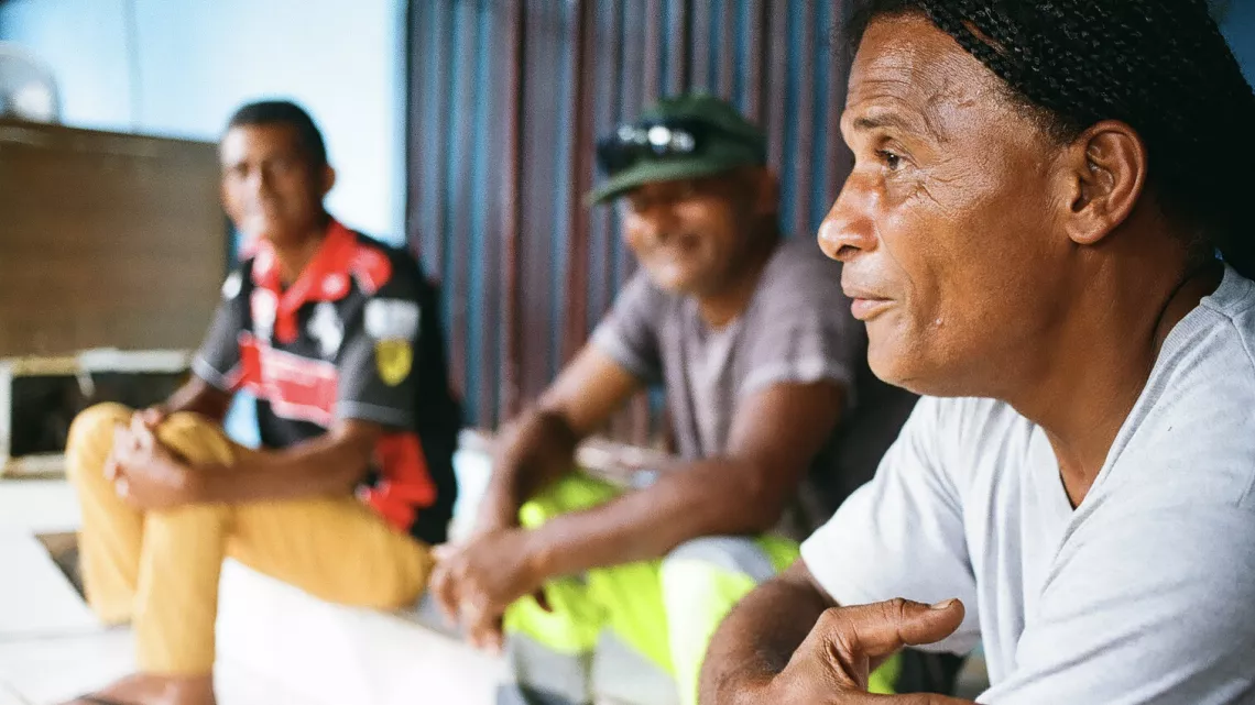 "Bourant" parle du moring des anciens ; celui qui est né du savoir des engagés et des esclavisés venant de Madagascar, de l’archipel des Comores, de Rodrigues mais aussi et surtout d’Afrique ; celui qui s’est pratiqué dans les camps, dann bitasyon, dann tablisman ; celui qui s’est créolisé par la porosité de ces espaces communs.