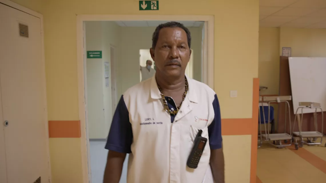 « LOÏC LERY, DU FLINGUE AU STYLO » ©Zycopolis Productions/LoÏc Lery au CHU de Martinique