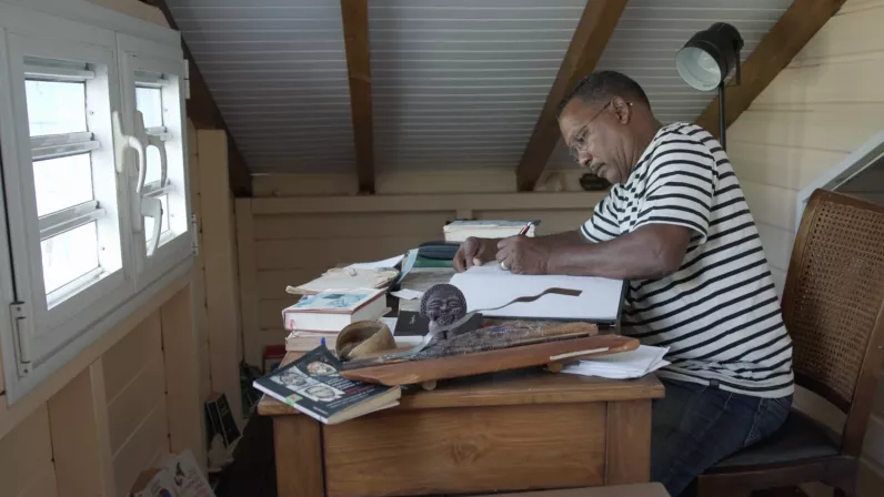 « LOÏC LERY, DU FLINGUE AU STYLO » ©Zycopolis Productions/Loïc Lery dans sa maison