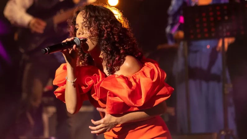 Une Affiche exceptionnelle pour un spectacle sensationnel !   Afin de toujours faire rêver encore plus d’enfants issus de familles modestes, l’Association 1000 Sourires, présidée par Ibrahim Ingar, avait organisé sa 3e soirée caritative pour une levée de fonds au Téat Plein Air de Saint-Gilles, le samedi 24 septembre dernier avec le soutien des humoristes Marie-Alice Sinaman et Thierry Jardinot, marraine officielle  et parrain historique de l’association