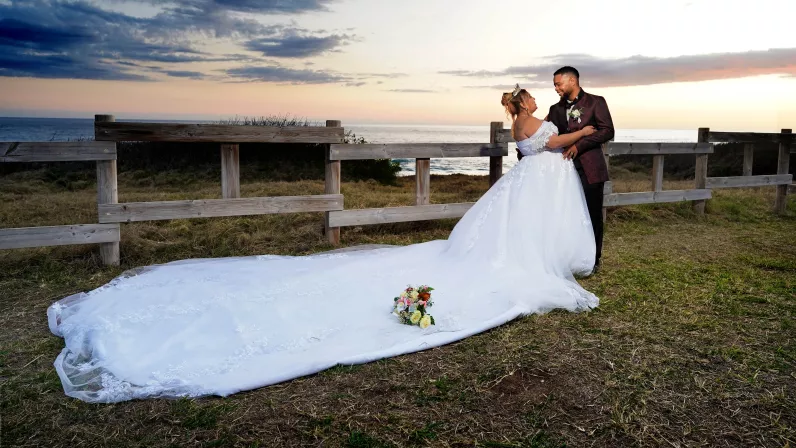 LAMOUR LE DOU SAISON 11 / EP. 3: Brenda et Donovan. Donovan 26 ans n’a pas eu à aller bien loin pour rencontrer sa moitié car c’est dans son quartier que Brenda, 26 ans également, venait régulièrement passer ses vacances. Une soirée chez des amis communs a permis au jeune homme de conquérir le cœur de sa belle. 