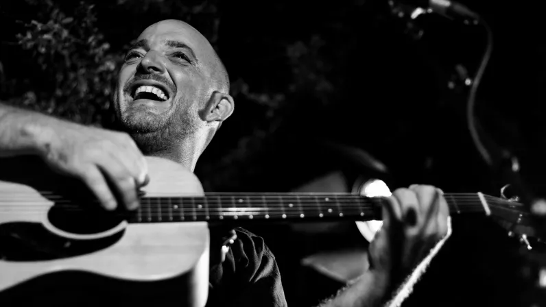 Réunion la 1ère en compagnie de Arno Bazin vous propose de sillonner les routes de La Réunion à la rencontre des piliers de la musique locale.