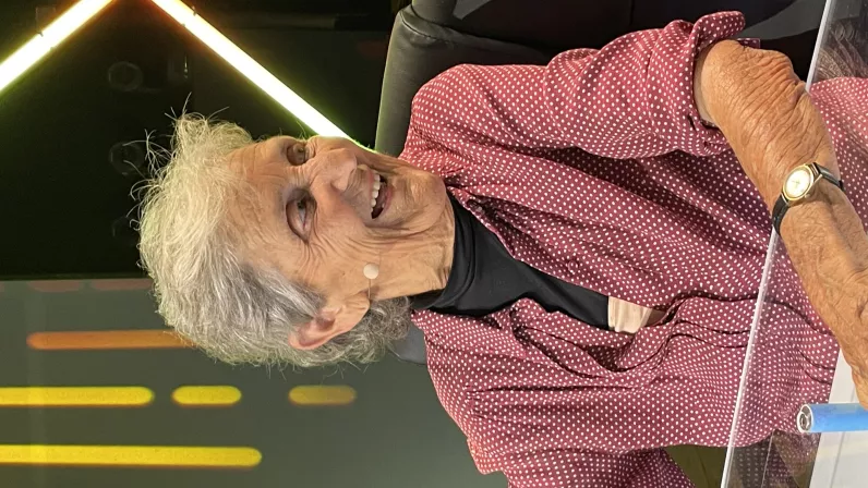 Vendredi 21 avril 2023, qui sont les 2 invités de Mikaël Lauret ?  Deux personnalités plébiscitées par les Réunionnais(es) :   Marion Marimoutou, l’ambassadrice de notre île originaire de Saint-André et âgée de 18 ans, a été élue Miss Réunion 2022 le 27 août dernier. Entre shooting et évènements divers, notre pétillante et déterminée reine de beauté s’est prêtée au jeu des questions réponses de Cari sou d’ri. Gilles Malet a fait ses adieux 18 janvier 2020 au petit écran de Réunion la 1ère     pour une retra