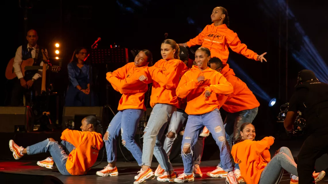 Une Affiche exceptionnelle pour un spectacle sensationnel !   Afin de toujours faire rêver encore plus d’enfants issus de familles modestes, l’Association 1000 Sourires, présidée par Ibrahim Ingar, avait organisé sa 3e soirée caritative pour une levée de fonds au Téat Plein Air de Saint-Gilles, le samedi 24 septembre dernier avec le soutien des humoristes Marie-Alice Sinaman et Thierry Jardinot, marraine officielle  et parrain historique de l’association