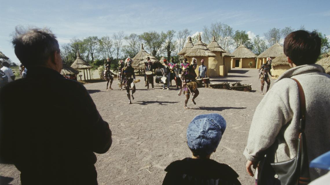 La troupe du Djolem lors de l’une de ses sept représentations quotidiennes devant les visiteurs du Safari-Parc de Port-Saint-Père. Avril 1994.